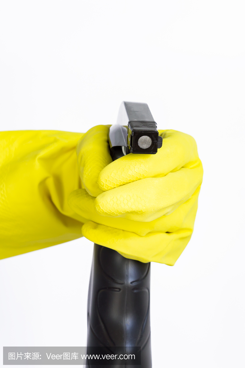 手拿黄色橡胶手套,手持黑色塑料喷雾清洁剂瓶。家庭化学物质。清洁产品。